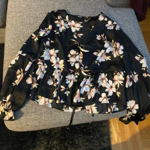 Blus - Blommig blus 65kr