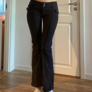 Brandy Melville ”cargo” jeans. Byxorna är korta på mig som är 172 för referens. De har defekter av hål och fläck (försvinner i tvätten?) därav de billiga priset. Skriv vid frågor 🤍