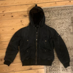 Active jacket, hooded bomberjacka - Det är liknande carhartts active jacka med en varm insida och en vintage känsla.  Den är mörkmörkgrå/ svart. Jag säljer för att den är för liten för mig :( storlek S