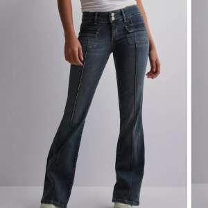 Super fina lågmidjade Jeans från Nelly, stl 34 men skulle säga att de passar 36 också. Kanterna längst ner är lite slitna 