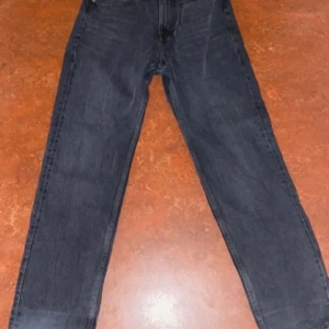 Relaxed fit jeans.  - Relaxed fit jeans köpta från H&M. Säljer de för att de inte passar mig längre. Skick: 9,5/10 (pyttelite slitage vid slutet av byxorna). 