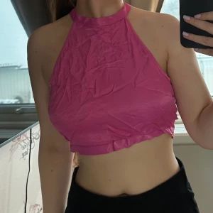 Topp från Zara  - Rosa croppad topp ifrån Zara, är öppen i ryggen som du knyter med snöre bak i ryggen! Aldrig använd och prislapp är kvar