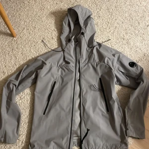 En cp company regn jacka är använd ett par gånger storlek 50  - Hör av er✔️