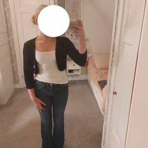 Vero moda kofta - En svart kofta som är tre kvarts ärmad. Koftan är kort och har inga knappar. Jag säljer den för att den inte kommer till användning. Den är knappt använd och i fint skick. Tryck inte på köp nu utan skriv  till mig.