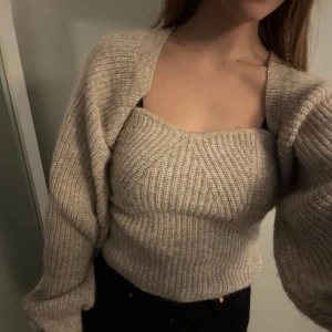 Stickad tubtopp m. Bolero - Stickad tubtobb med tillhörande bolero från Gina Tricot. Ej använd bara testad (ingen prislapp kvar dock)