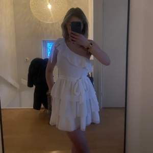 Söt vit klänning, perfekt till student! Endast använd en gång så klänningen är i nyskick! 🤗 Strl 38 men passar även 36