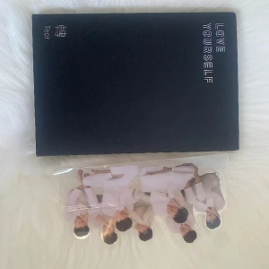 bts love yourself tear  - säljer album och photocards eftersom att jag har för mycket. bts love yourself tear Y version. tyvärr så kommer inget photocard med men pre order gift kommer. albumet är helt nytt ingen skada. den har bara legat på en hylla inte använt något.