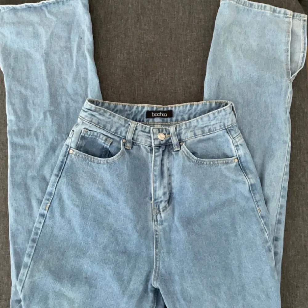 Säljer fina jeans med slit som inte har används någon gång så sicket är som helt nya.  Köparen står för frakten . Jeans & Byxor.