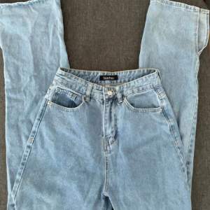 Säljer fina jeans med slit som inte har används någon gång så sicket är som helt nya.  Köparen står för frakten 