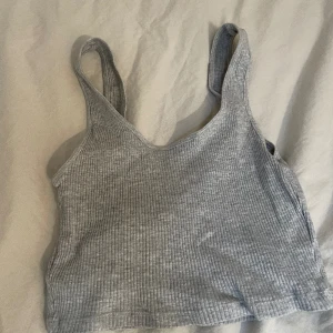 Grå topp - Bra skick och knappt använd. 