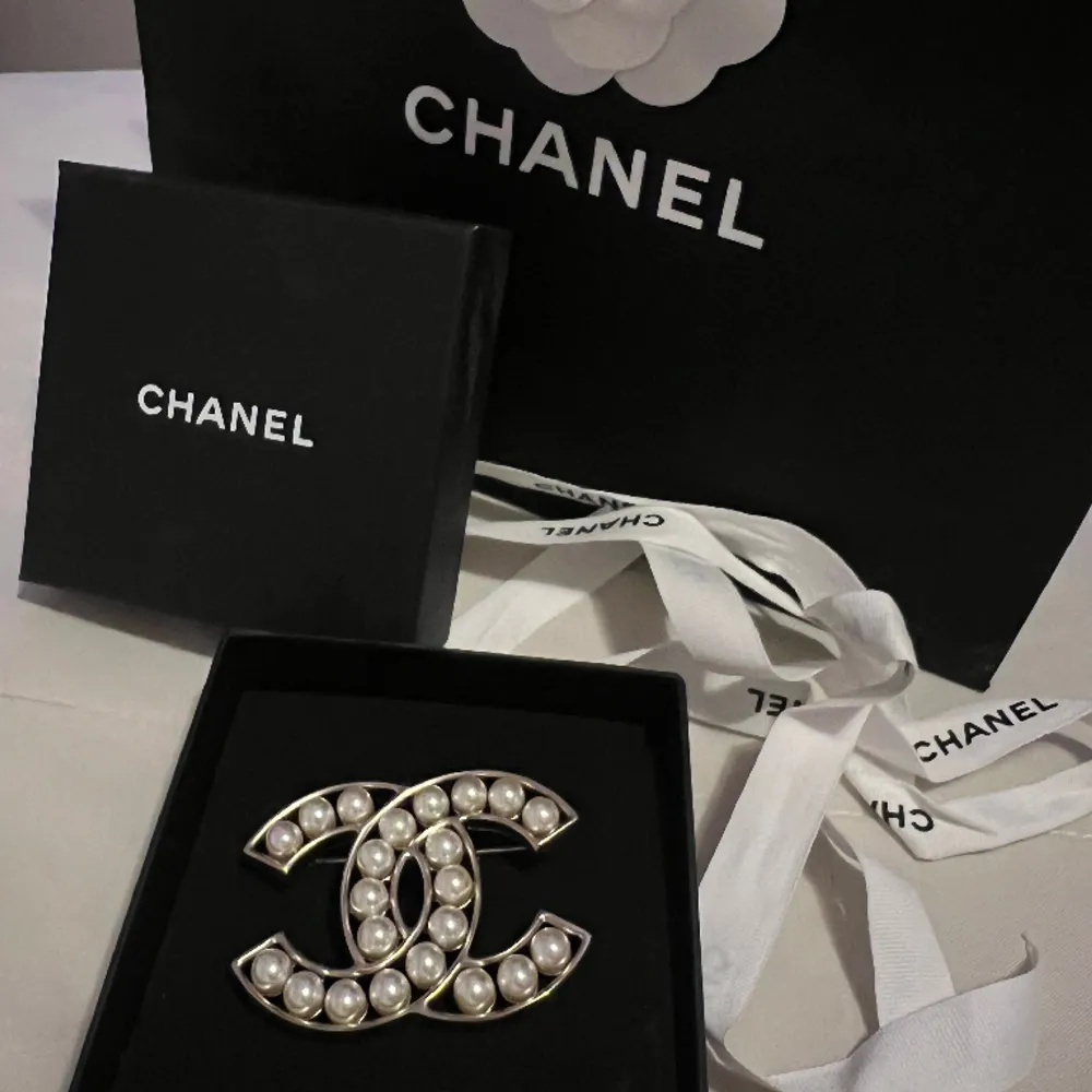 Chanel brosch i nyskick, finns kvitto och alla tillbehör. Ny pris ca 6000kr. Accessoarer.