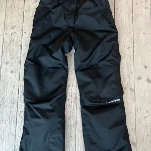 Everest skidbyxor junior  - I mycket bra skick, knappt använda. Hängslen saknas (aldrig använda med hängslen) 