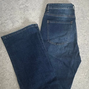 Jeans - Ett par mörkblå bootcut jeans, knappt använda!  Hör av dig vid fler bilder✨