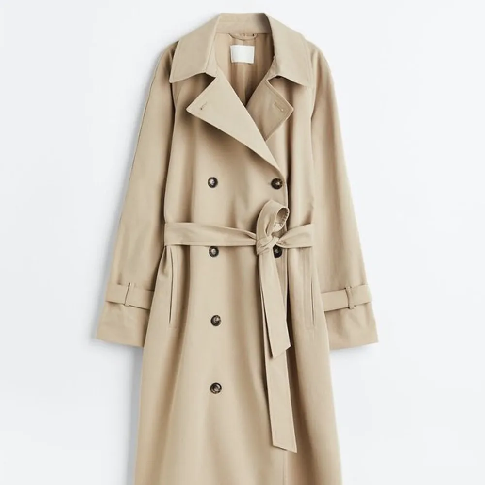 Perfekt beige trenchcoat som tyvärr inte kommer till användning. Endast använd en gång. Storlek S. . Takit.