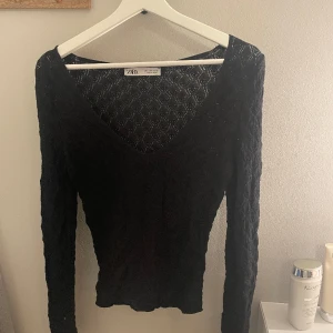 Långärmad tröja - Super snygg spets tröja från zara. V ringad och jätte skön💞💞