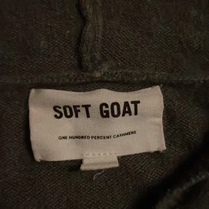 Soft goat tröja - Jättefin mörkgrön/grå kashmir tröja med luva! Bra skick🥰🥰