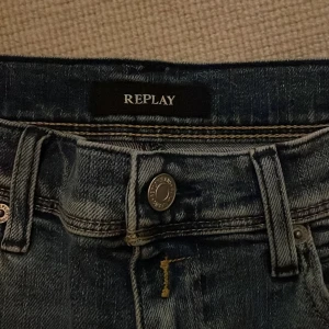 Blåa jeans från replay  - Väldigt snygga blåa jeans från replay och är även i väldigt bra skick!!🥳🥳🥳
