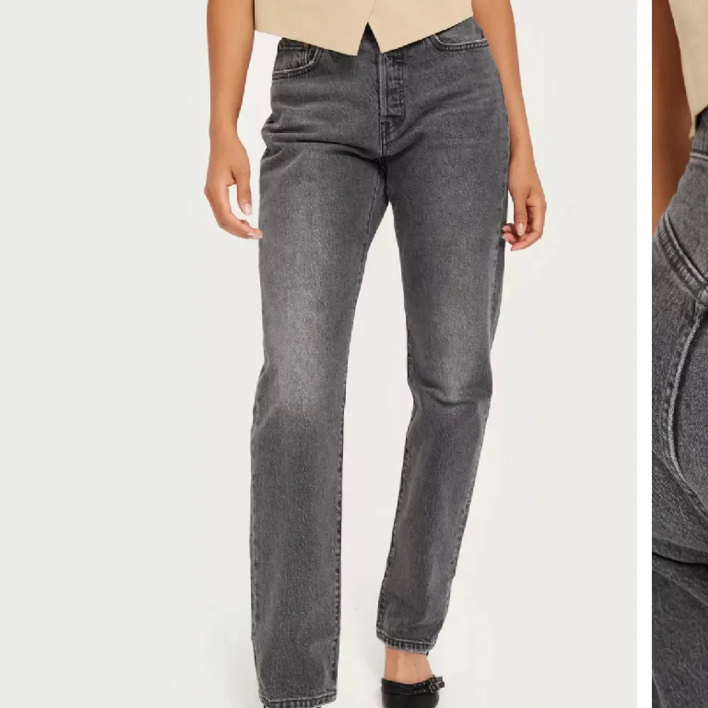 Säljer mina supersnygga levis jeans i original modellen 501. Köpta nu i höstas o sparsamt använda. Storlek W24 L30🥰 nypris 1 249 (mer svarta än på bilderna, skriv privat för fler bild). Jeans & Byxor.