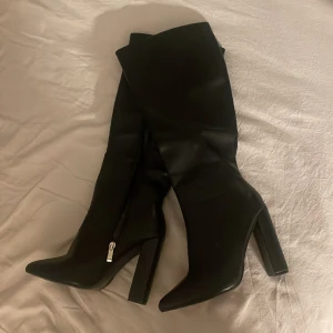 Knähöga boots - Säljer dessa helt oanvända boots från boohoo! Jättebekväma skor trotts högklack, klacken är på ca 8-10cm. Nypris är 810 och jag säljer dessa för 400. 
