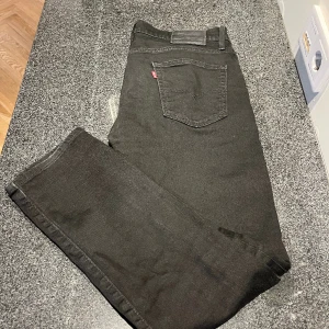 Levis Jeans - Tja! Säljer dessa sjukt snygga jeans från levis. Modellen är 502. Skicket är 9/10, iprincip som nyskick. Jeansen är i storlek 34:32 men skulle säga att dom sitter som 32:32 eller möjligtvis 33:32. Vid fler frågor/bilder är det bara att höra av sig!
