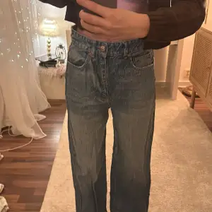 Breda jeans, straight leg, är lite stora i storleken så skulle kunna passa folk med storlek 38 med! Långa!! Använda men väl omhändertagna!
