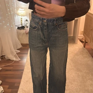 Jeans - Breda jeans, straight leg, är lite stora i storleken så skulle kunna passa folk med storlek 38 med! Långa!! Använda men väl omhändertagna!