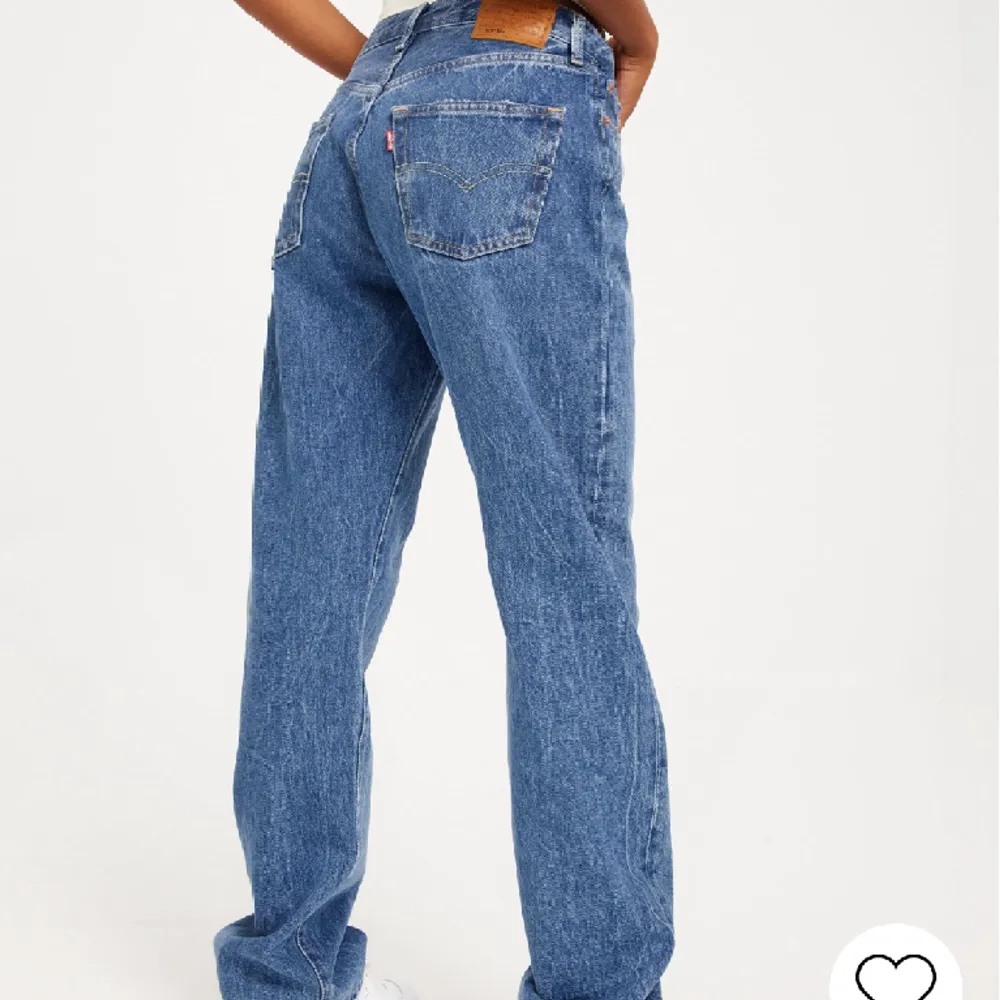 Klassiska 501 jeans. Knappt  använda i nyskick. Väljer att sälja  vidare då de tyvär är för stora för mig. . Jeans & Byxor.