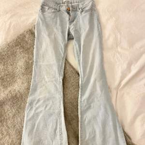 Jättesnygga ljusa utsvängda jeans från Lindex💕