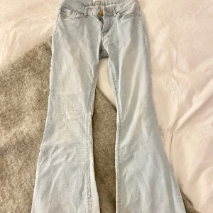 Bootcut jeans - Jättesnygga ljusa utsvängda jeans från Lindex💕