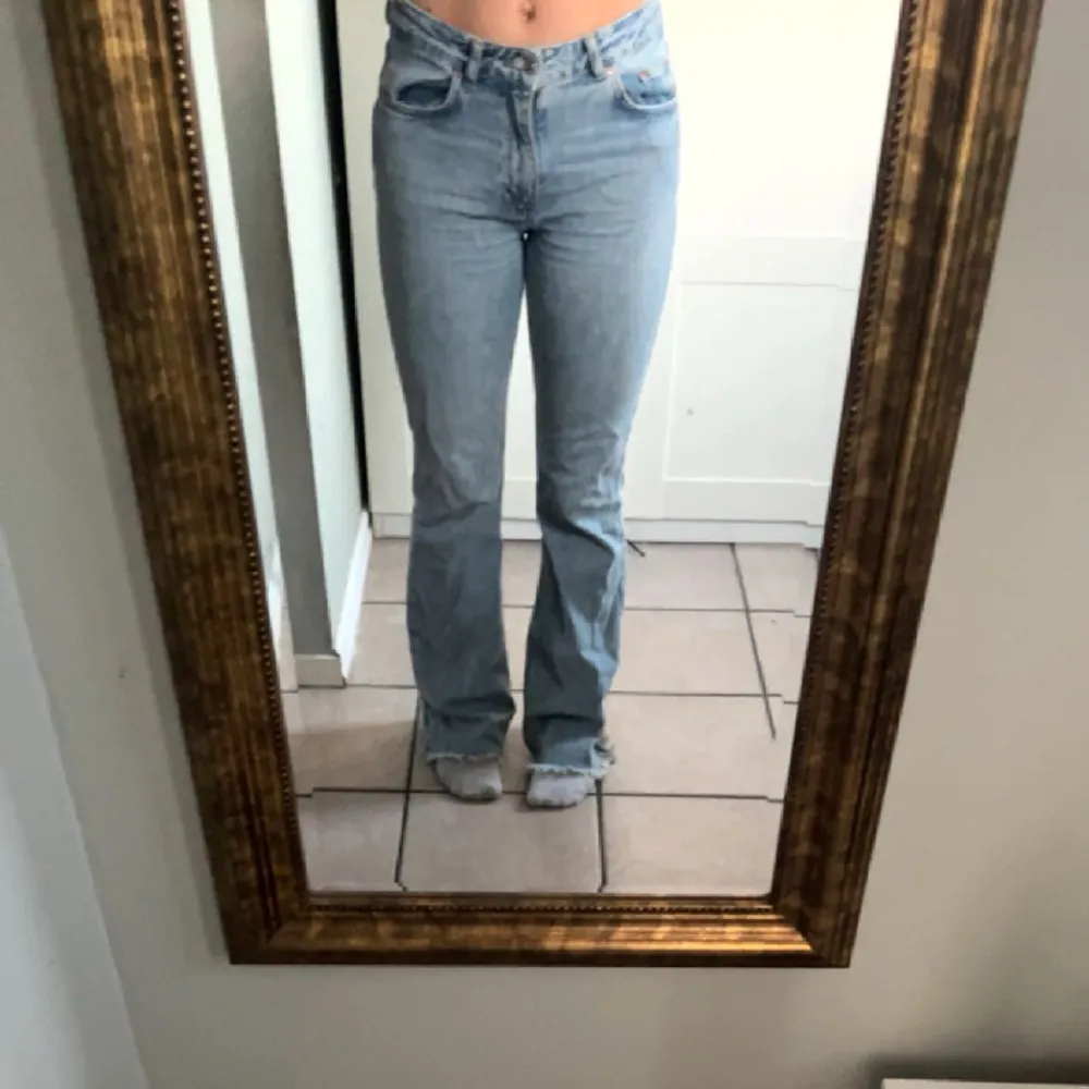 Ljusblå midwaist bootcut jeans från Gina🩵 Storlek 38. Skriv för fler bilder!💞. Jeans & Byxor.