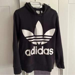 En Adidas hoodie i bra skick som är i storlek S. Kontakta för mer info💕