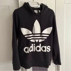 En Adidas hoodie i bra skick som är i storlek S. Kontakta för mer info💕