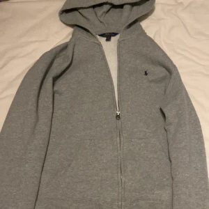 Ralph lauren zip hoodie, fri frakt - Bra skick, använd ett få gånger, blev för liten, storlek 160