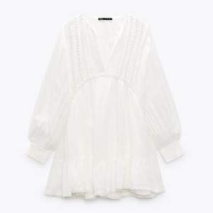 Säljer denna fina vita klänningen från Zara som passar till många tillfällen, nästintill helt ny🩷
