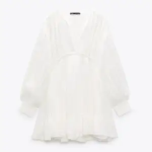 Säljer denna fina vita klänningen från Zara som passar till många tillfällen, nästintill helt ny🩷