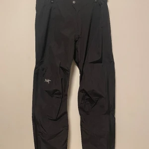 Arcteryx Beta Lt Byxa, Sz L - Aldrig använts för att hika endast i stan som modeplagg. (Funkar väldigt bra för båda två).  I ett nästintill oanvänt skick från ett djur och rökfritt hem   Hej, Jag heter Mike o jag säljer ut hela min garderob eftersom jag ska resa utomlands. ❤️