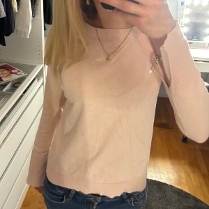 Rosa långärmad tröja  - Gammelrosa långärmad tröja med från Lindex i storlek xs men skulle säga att den passar som S. Ribbade detaljer och slits på armarna. 