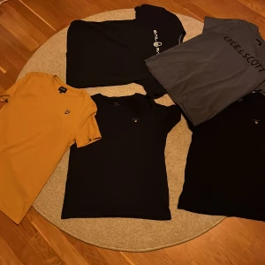 T-shirts stl 176 (xs) - Säljer mina 5 gamla t shirts för att jag har vuxit ur de 300 för alla 5! 70 kr styck. Storlek 176 vilket är XS ungefär. 9/10 skick är knappt använda.