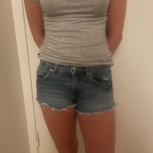 Jeans shorts  - Super fina lågmodjade jeans shorts, knappt använda 🙌🏼