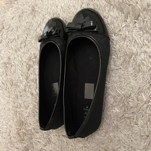 Ballerinaskor - Ballerina skor med glitter och lack där framme. Storlek 37.