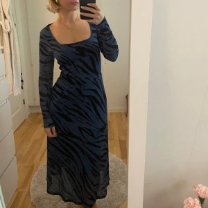 Klänning - Blå långärmad klänning med zebra mönster från Lindex. Storlek s.