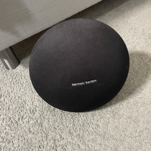 Högtalare - HK Onyx Studio 4 Inget fel med högtalaren, bara jag som tappat bort laddaren😂 Säkert någon som har en sladd hemma som funkar.  Riktigt bra högtalare! 