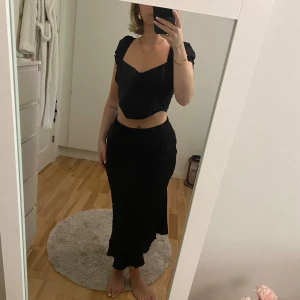 Satin kjol - Kjol i satin från Weekday. Storlek 36.