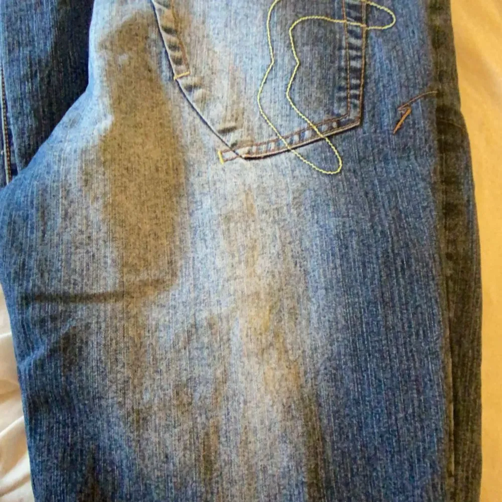 säljer mina jättefina blåa jeans pga att jag inte använder de!  lite långa på mig som är 170, passar jättebra både fram och bak! jeansen är sönder i ett av skärphängerna men inget som märks av.. Jeans & Byxor.