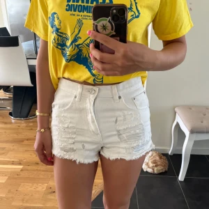 Vita denim shorts  - Vita shorts i nyckick. Säljs pga att de är för små, tyvärr. Märket är Pull and bear Pixbo storlek 34. Kika gärna på mina andra annonser, säljer mycket:) 