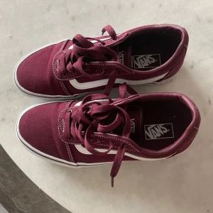 Vans - Vans vinröda strl:36  Använda en gång ✨