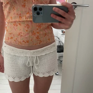 Virkade shorts - Virkade shorts som jag köpte på en marknad i Spanien. Brukar vika ner kanten så de blir lågmidjade , i fint skick 💓