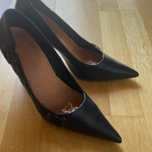 Jätte fina äkta skin högklackat skor, jag använd det inte mer en 3 gånger flera timmar bara. Nästan är de nya. - Svarta äkta skin skor, använda bara några gånger nästan nya. Som står i bilden.