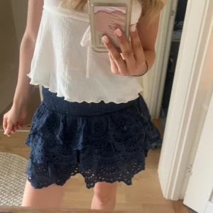 Marinblå kjol - Helt ny och oanvänd kjol från Meet me there. . Säljer pga har en likadan fast i klänning. Ny pris 535. Inte frakt inräknad Lägsta tänkbara 350kr  Kan senast skicka på torsdag 