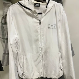 EA7 jacka  - Vit jacka storlek M
